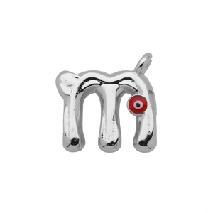 Macro detail van zilveren M-letter hanger met rood boze oog email en gepolijste afwerking