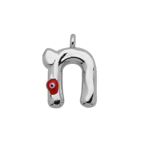 Detailopname van de zilveren Evil Eye hanger met rood emaille op een witte achtergrond