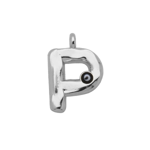 Detail van zilveren letter P hanger met onregelmatige textuur en boze oog detail