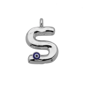 Macro detail van zilveren S-letter hanger met een blauwe Evil Eye bedel