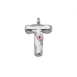 Detail van de zilveren letter T hanger met roze Evil Eye en spiegelende afwerking