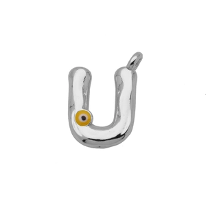 Detailopname van een zilverkleurige letter U hanger met een kleurrijk boze oog symbool