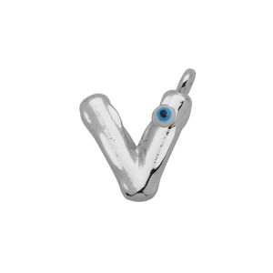Macro-opname van zilverkleurige hanger letter V met blauw boze oog detail en gepolijst