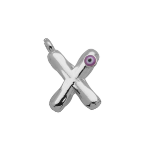 Detail van zilveren letter X hanger met paars boze oog symbool en gepolijste glans