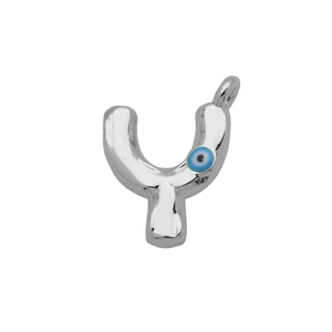 Gepolijste zilveren letter Y hanger met blauw boze oog detail op een witte achtergrond