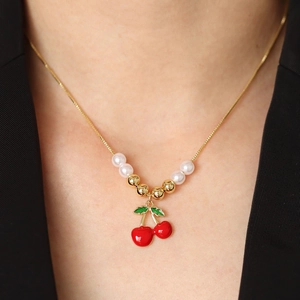 Collana con ciondolo a ciliegia rossa, perle bianche e perline dorate in stile elegante