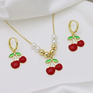 Elegante set di gioielli a ciliegia con frutti smaltati rossi e perle su raso bianco