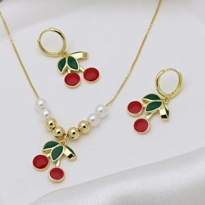 Set gioielli ciliegia con frutti in smalto rosso, perle e collana orecchini dorati