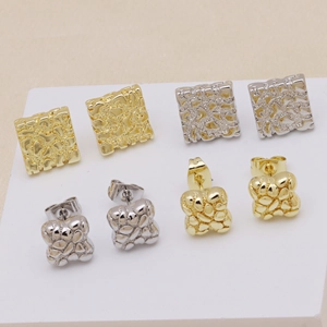Set orecchini a lobo placcati oro 18k quadrati e a quadrifoglio con finitura ruvida