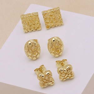 Tre paia di orecchini placcati oro 18k con forme quadrate e ovali con texture irregolare unica
