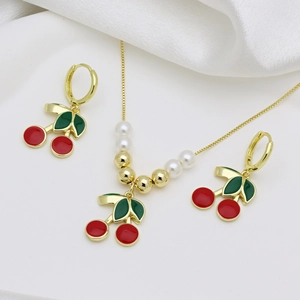 Dettaglio del set collana e orecchini con ciondolo a ciliegia e perle su seta bianca