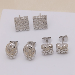 Set di tre paia di orecchini a lobo quadrati e ovali in argento con trama a pepita