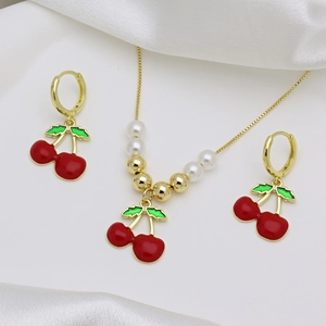 Dettaglio set collana e orecchini con ciliegie in smalto rosso e perle bianche