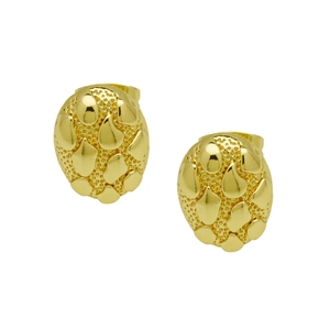 Dettaglio macro di orecchini ovali placcati oro con trama a ciottoli in rilievo
