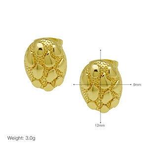 Dettaglio degli orecchini a perno quadrati placcati oro 18k con dimensioni e texture