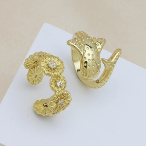 Bague style océan plaquée or 18k avec motifs marins et boucle d'oreille fleurie dorée