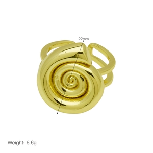 Détail de la bague coquillage dorée à l'or 18 carats avec design en spirale et anneau fendu
