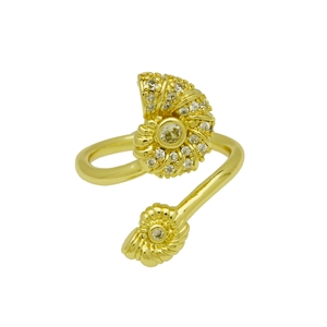 Vue détaillée bague coquillage or 18k avec zircons étincelants et motif marin