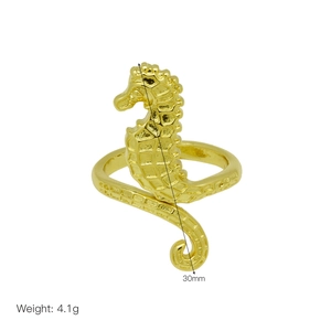Détail de la bague hippocampe montrant la hauteur de 30mm et la texture dorée 18k