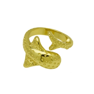 Vue macro d'une bague baleine plaquée or 18 carats avec texture marine détaillée et finis