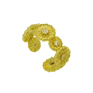 Détail de la bague ajustable dorée à l'or 18 carats avec marguerites en 3D et zircone