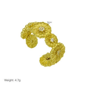 Détail de la bague fleur marguerite dorée 9mm avec poids de 4,7g et anneau réglable