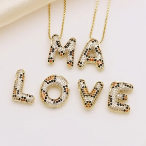 Halskette mit Ballon-Alphabet-Anhänger und bunten Zirkonsteinen in Gold-Finish