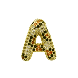 Detailansicht des Anhängers Buchstabe A mit mehrfarbigen Cubic Zirkonia Steinen besetzt