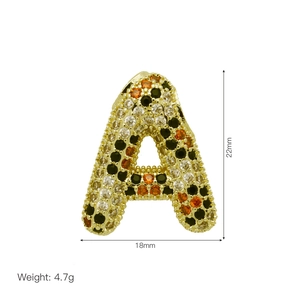 Makroansicht des goldenen Buchstaben-A-Anhängers mit bunten Zirkonia und Maßangaben