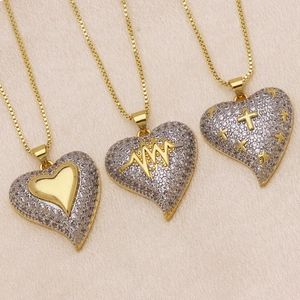 Collana con ciondolo a cuore bicolore con cristalli scintillanti e catena a scatola dorata