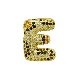 Detailansicht des 18k Gold Buchstabe E Anhängers mit Leopard-Zirkonia-Muster