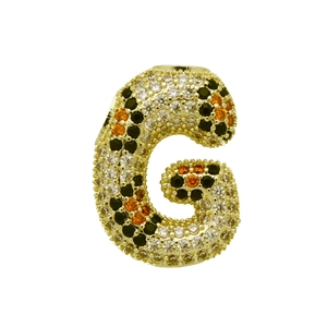 Makroaufnahme des goldenen Buchstaben G Anhängers mit bunten Pavé-Zirkonia Steinen