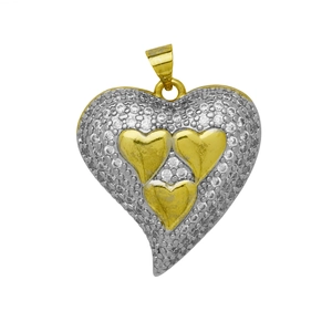 Dettaglio del ciondolo a cuore bicolore con pavé di zirconi e mini cuori d'oro