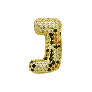 Detailansicht des goldenen Buchstabe-J-Anhängers mit weißen, schwarzen und orangen Zirkonia