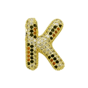 Makroaufnahme des Buchstaben-K-Anhängers mit Goldbeschichtung und buntem Zirkonia-Pavé