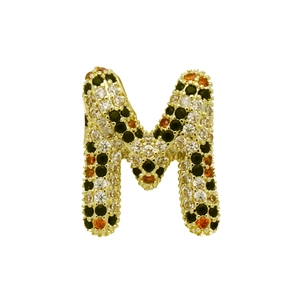 Detailansicht des Buchstaben-M-Anhängers mit farbigem Zirkonia-Pavé und Tiermuster-Design