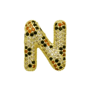 Makro-Detail des Anhängers Buchstabe N mit buntem Zirkonia-Pavé und Schlangenmuster-Print