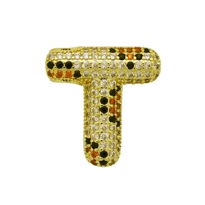 Nahaufnahme von goldenem T-Buchstabenanhänger mit Zirkonia-Inlay im Leopardenmuster