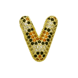 Makroaufnahme des Buchstaben-V-Anhängers mit Leoparden-Zirkonsteinen auf Goldmetall