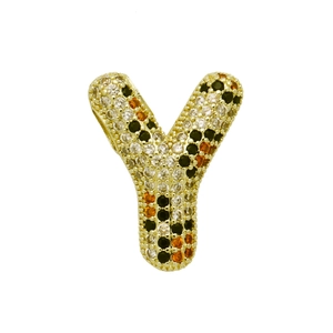 Makroaufnahme von Buchstabe Y Anhänger mit Leopardenmuster aus Zirkonia und Gold
