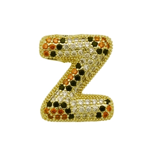 Makroansicht des goldenen Buchstaben Z Anhängers mit bunten Zirkonia im Leopardenmuster