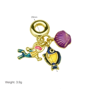 Detailed macro view of ocean-themed charms with 29mm height and 3.9g weight specifications