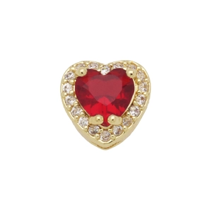 Dettaglio del ciondolo a cuore con cristallo rosso e pavé di zirconi in oro 18 carati