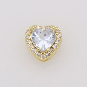 Dettaglio del ciondolo a cuore in oro 18k con scintillanti zirconi cubici incastonati