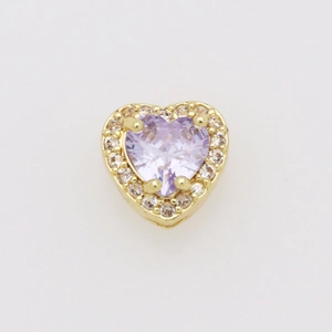Dettaglio macro del ciondolo a cuore placcato oro 18k con cristallo lavanda e pavé