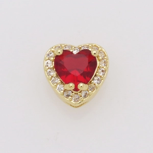 Macro di un ciondolo a cuore in oro 18 carati con gemma rossa e bordo in zircone bianco