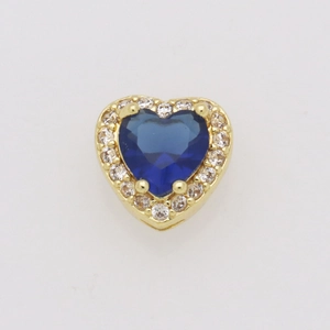 Vista macro del ciondolo a cuore in oro 18 carati con gemma blu centrale e pavé di zirconi