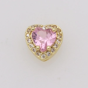 Dettaglio macro del ciondolo a cuore oro 18k con pietra rosa e contorno di zirconi
