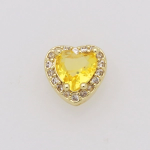 Dettaglio del ciondolo a cuore in oro 18k con cristallo giallo e alone di zirconi