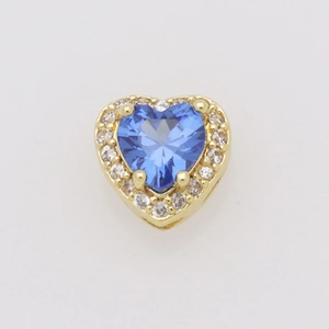 Dettaglio del ciondolo a cuore in oro 18k con zircone blu oceano e scintillante halo di cristalli